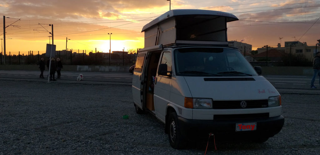 Il nostro furgone Tony Furgony al tramonto sulla spiaggia di Antibes, vicino al campeggio