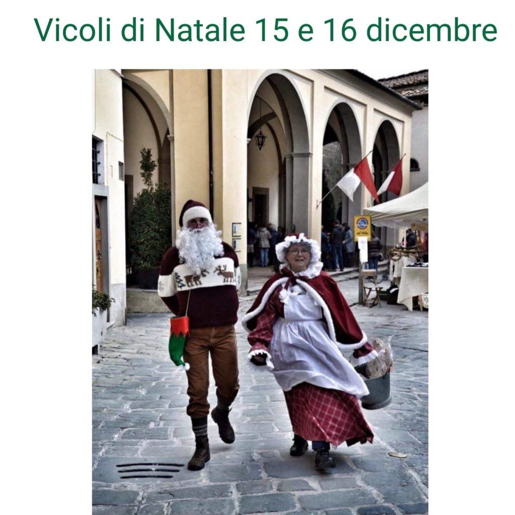 Foto di  Babbo e Mamma Natale all'interno dei Vicoli di Natale a Massa e Cozzile