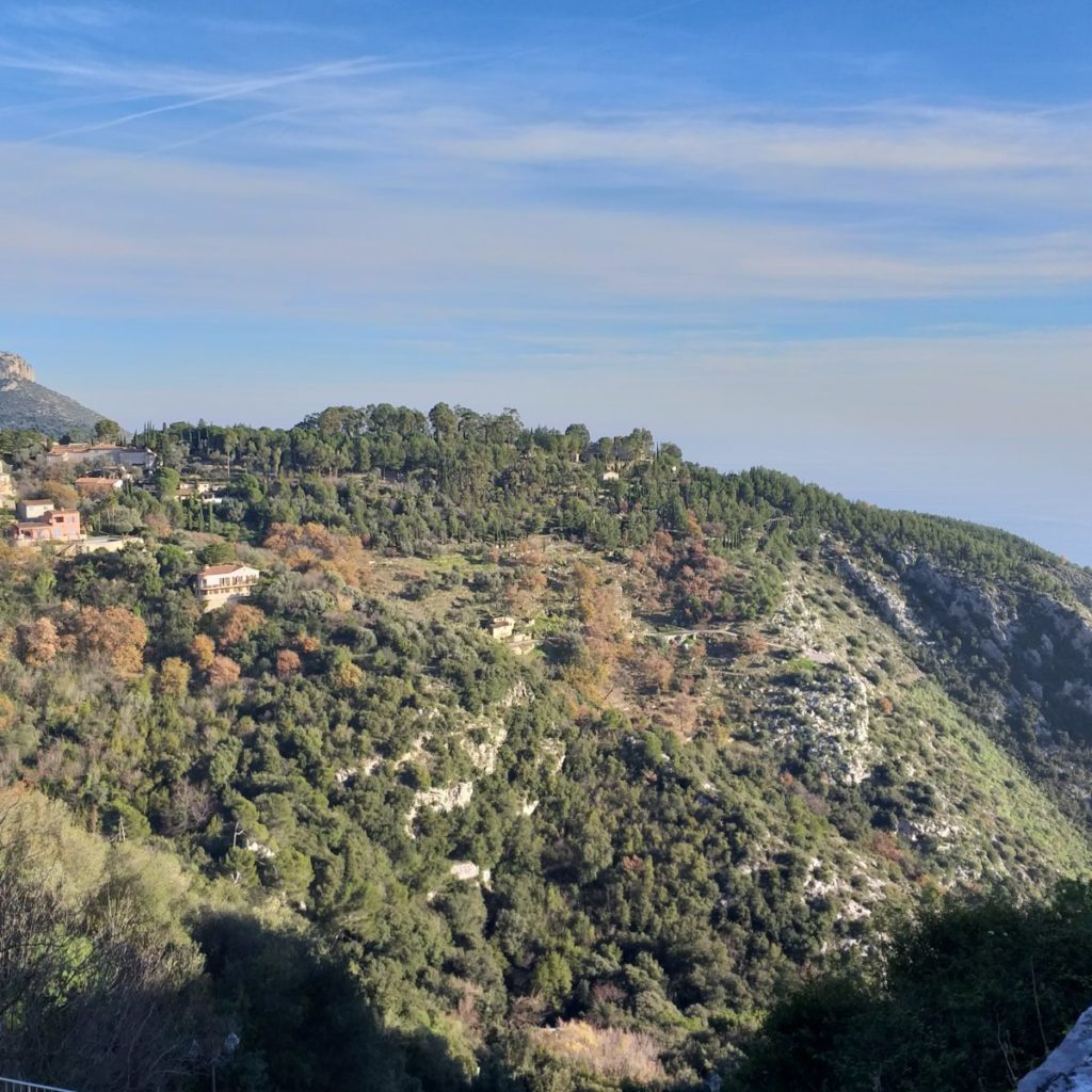 Vista dalla collina della cittadina medievale di Eze