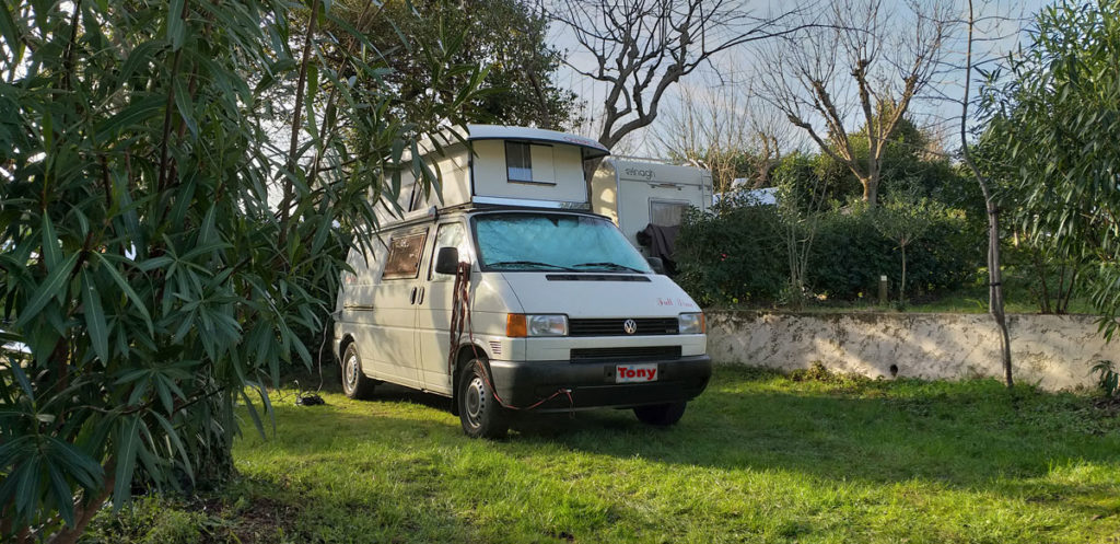 Tony Furgony in campeggio parcheggiato nella piazzola, bellissimo.