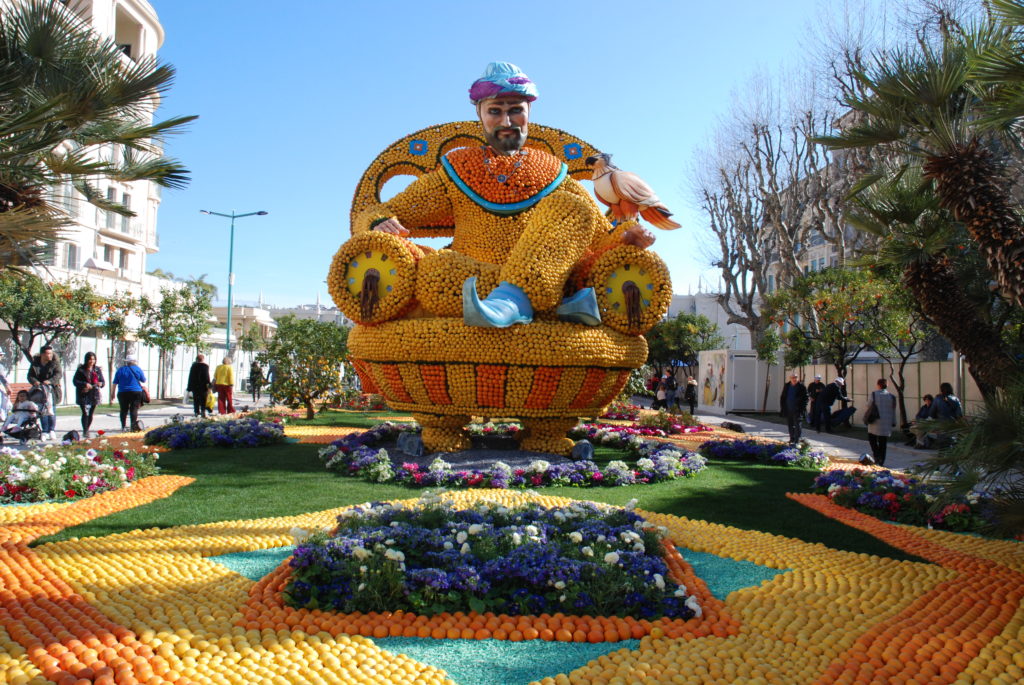 Il genio della lampada interamente realizzato con limoni, arance e fiori colorati