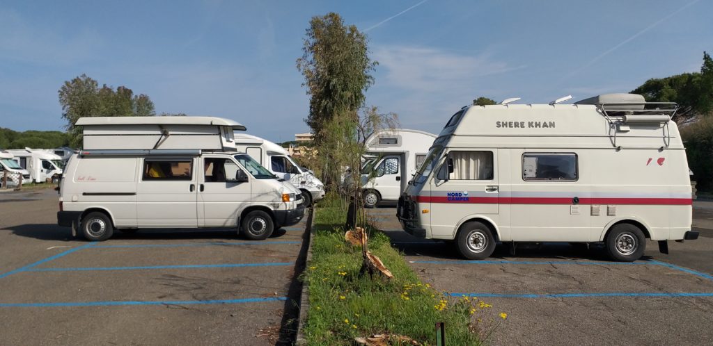 Italia Centrale: Tony Furgony parcheggiato di fronte ad un Volkswagen LT28 Shere Khan