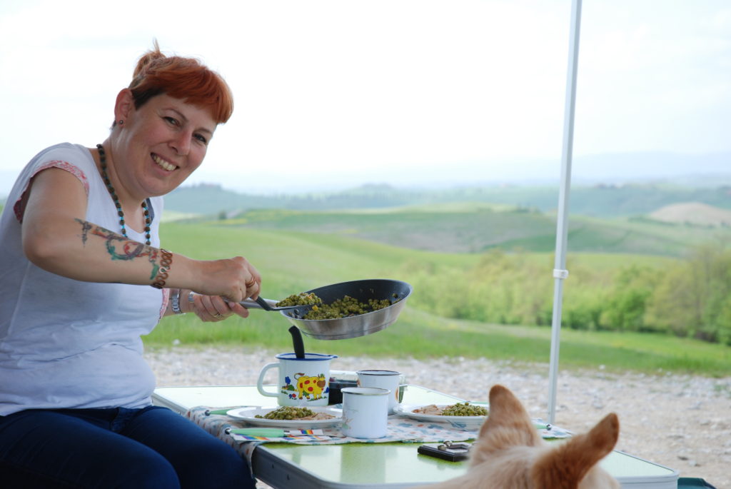 Anna sta mescendo il pranzo, arrosto e piselli, con una vista mozzafiato sulla Toscana