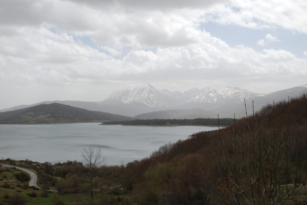 Il viaggio verso il lago di Campotosto è stato un'avventura, in questa foto il lago, la natura e il Gran Sasso sullo sfondo