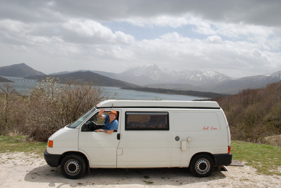 Anna e Tony Furgony, sullo sfondo il Gran Sasso