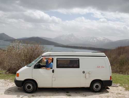 Anna e Tony Furgony, sullo sfondo il Gran Sasso