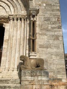 Italia Centrale: San Quirico d'Orcia e Podere Argo. Le colonne annodate del duomo di San Quirico sono presenti solo qui.